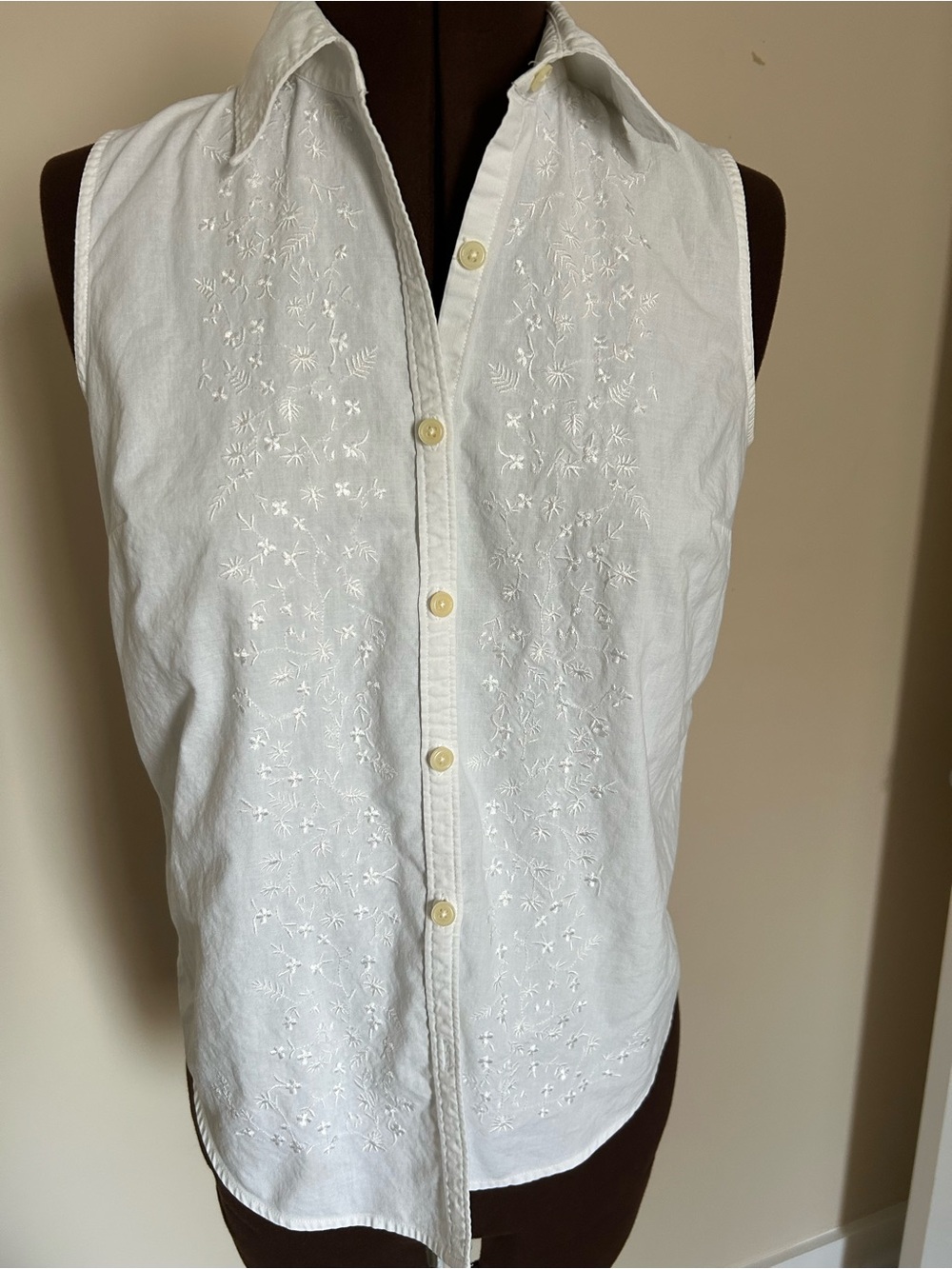 Eddie Bauer White Sleeveless Embroidered Button-Down Blouse